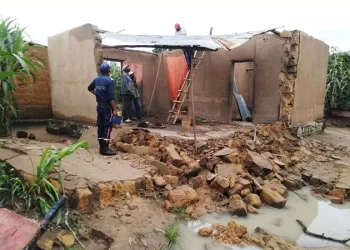 Chuva desabriga 10 famílias em Xandel