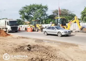 Manutenção de oleoduto condiciona trânsito automóvel na rua dos Comandos