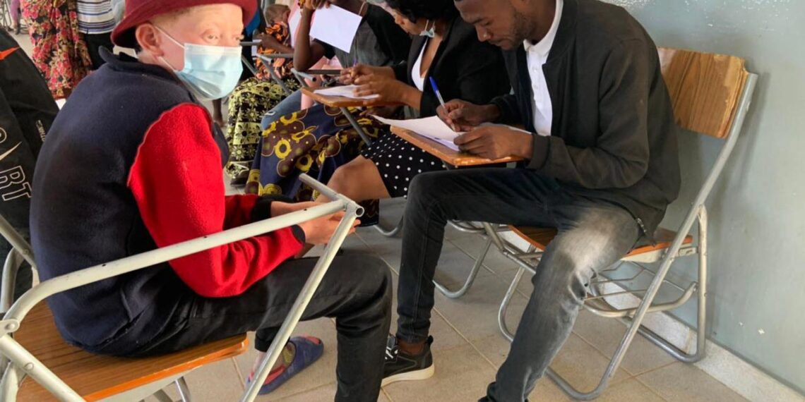Kwenda acalenta albinos no Bié