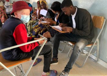 Kwenda acalenta albinos no Bié