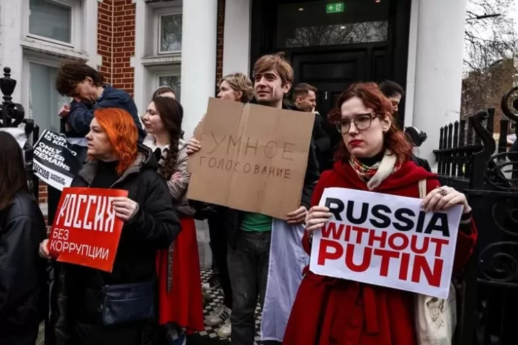 Pelo menos 74 detidos em protestos contra Putin