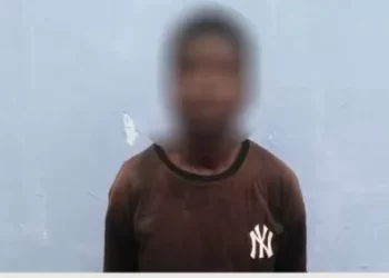 Jovem abusa sexualmente e tenta decapitar a vítima