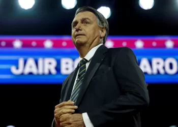 “É crime dormir na embaixada?” Bolsonaro tem 48 horas para explicar