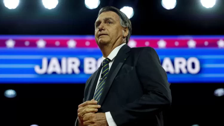 “É crime dormir na embaixada?” Bolsonaro tem 48 horas para explicar