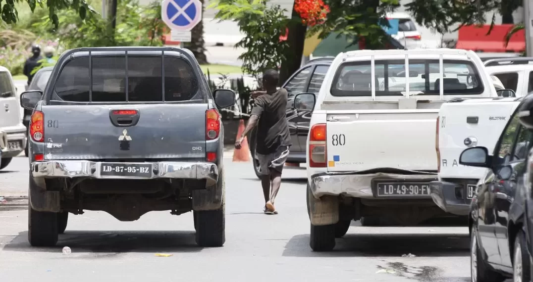“Negócio do estacionamento” coloca em risco vidas de automobilistas em Luanda