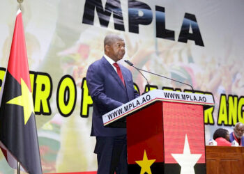 Presidente do MPLA promete melhoria dos salários dos profissionais de carreira especial