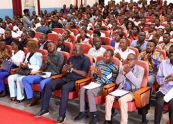 Mais de 200 novos professores recebem  guias de colocação no Namibe