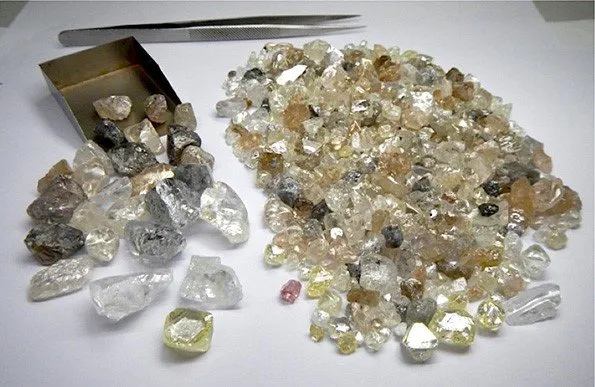 Dezoito pedras especiais de diamantes serão leiloadas este mês em Luanda