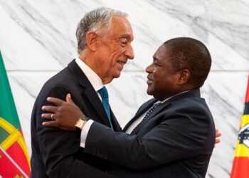 Presidentes de Portugal e Moçambique  num fórum de negócios entre os dois países