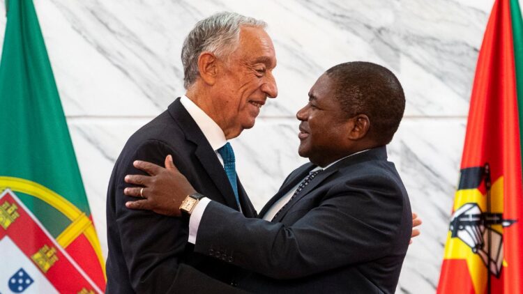 Presidentes de Portugal e Moçambique  num fórum de negócios entre os dois países