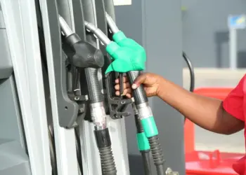 Litro de gasóleo passa  a custar 200 kwanzas
