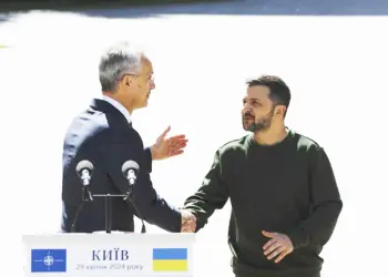 Líder da NATO e Zelensky  discutem criação de fundo  de 100 mil milhões de euros