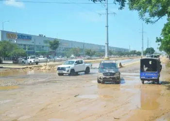 Buracos nas estradas de Luanda submetem condutores à condução defensiva