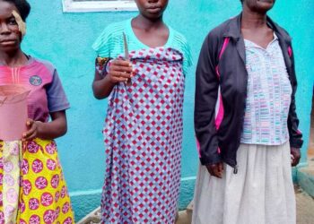 Recém-nascido  escapa do sacrifício  de riqueza nas mãos  de duas jovens