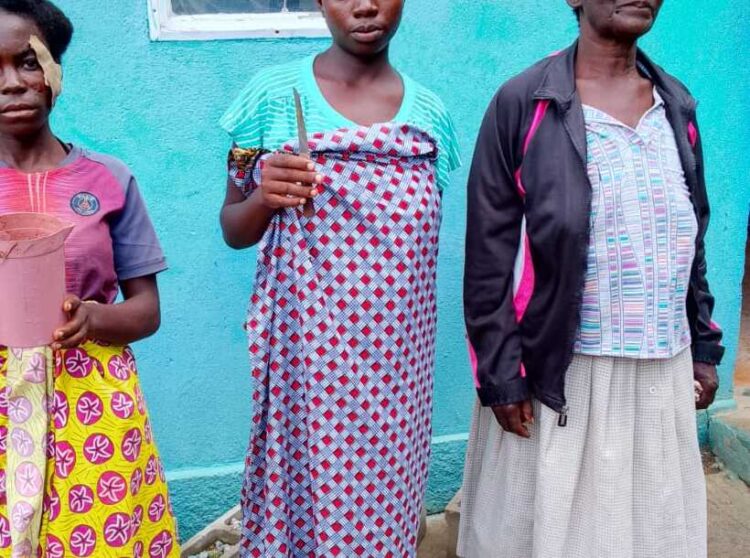 Recém-nascido  escapa do sacrifício  de riqueza nas mãos  de duas jovens
