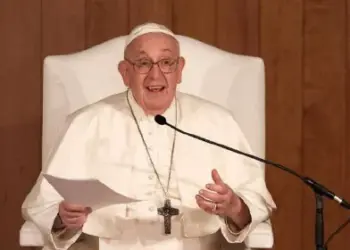 Papa diz que jovens têm de desligar o telemóvel e encontrar pessoas