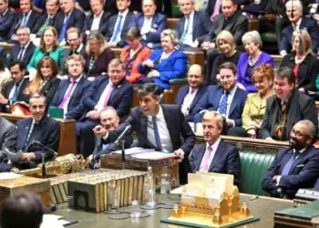 Parlamento britânico aprova deportação de migrantes para o Rwanda