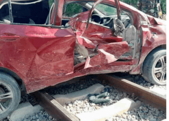 Comboio arrasta viatura  ligeira em passagem de nível