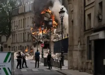 Fuga de gás provoca incêndio  num prédio em Paris