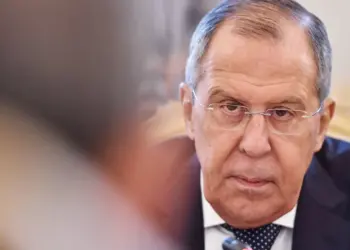 “Se o Ocidente quiser  resolver o conflito  ucraniano no campo  de batalha, a Rússia  está pronta”, Lavrov