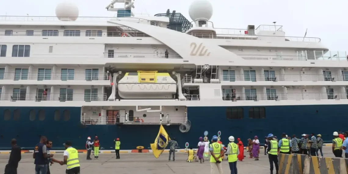 Navio cruzeiro Cristal Serenty chega ao Porto do Namibe com 240 turistas a bordo