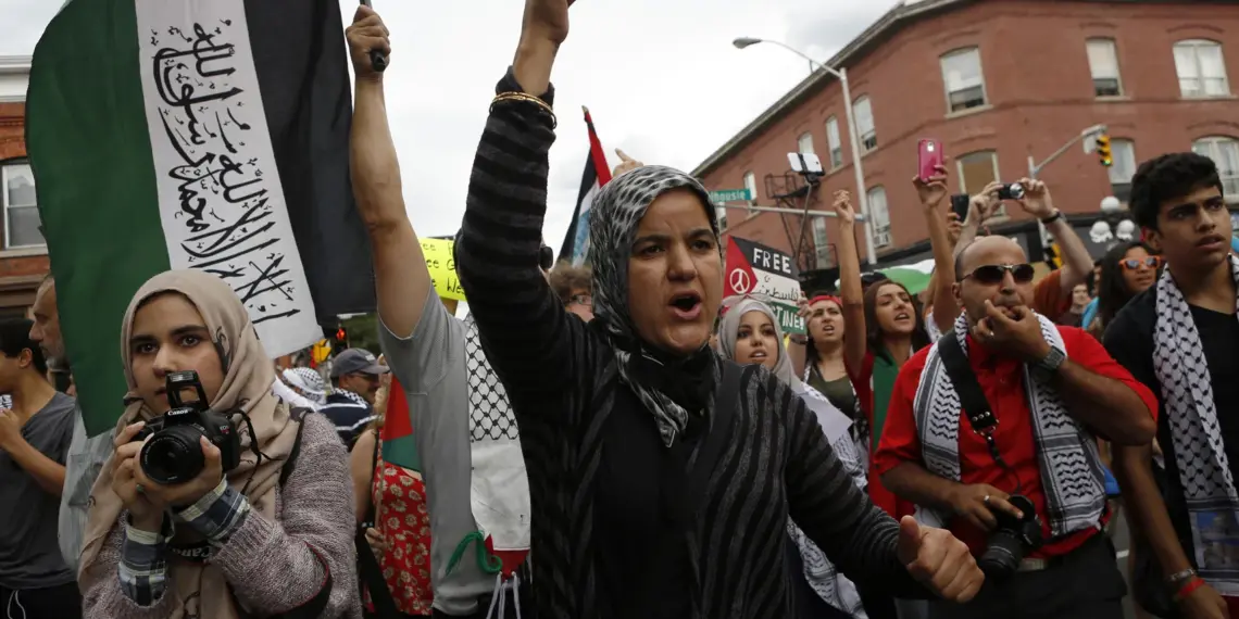 Manifestantes pró-Palestina ocupam prédio de campus nos EUA, quando ONU critica ‘mão pesada’ de forças policiais
