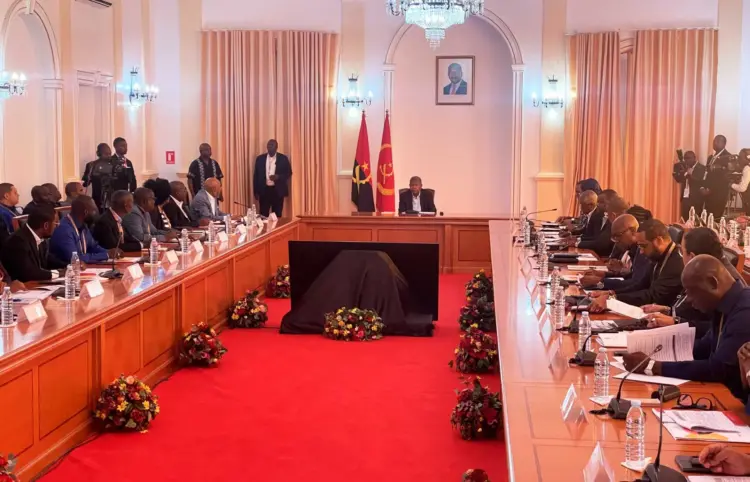 João Lourenço orienta reunião com Governo do Namibe
