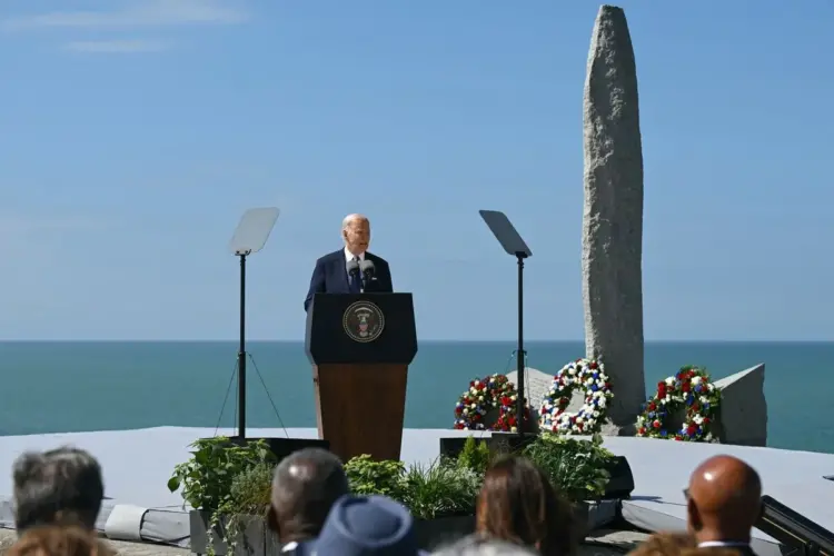 Biden homenageou soldados americanos em França sem esquecer Trump