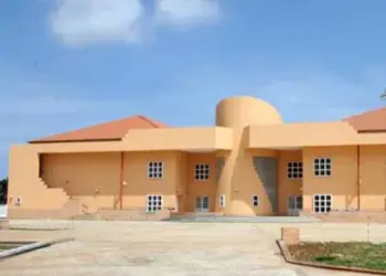 Tribunal de Comarca de Belas ordena congelamento de contas bancárias da Escola Portuguesa