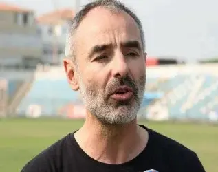 Antigo jogador espanhol visita escola de formação de futebol do Interclube
