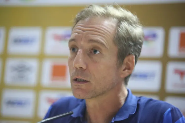 Alexandre Santos ainda não venceu o rival