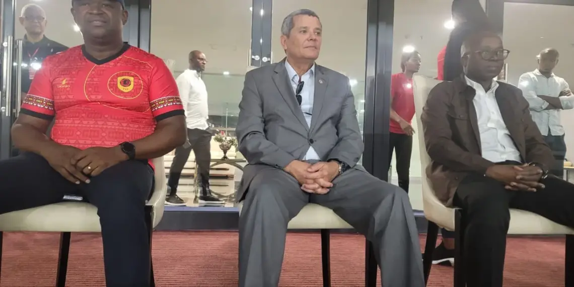 Rui Falcão prestigia vitória dos Palancas Negras no Estádio 11 de Novembro