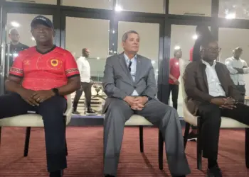 Rui Falcão prestigia vitória dos Palancas Negras no Estádio 11 de Novembro