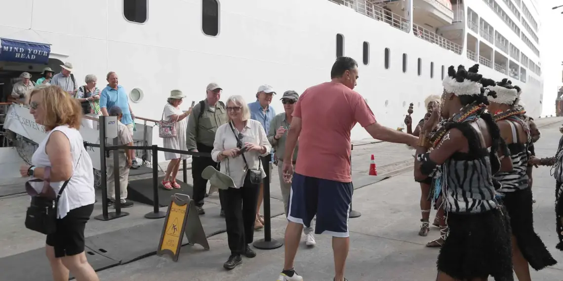 Navio cruzeiro atraca em Luanda com mais de 700 turistas de diferentes nacionalidades