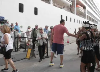 Navio cruzeiro atraca em Luanda com mais de 700 turistas de diferentes nacionalidades