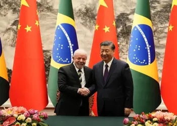 China quer trabalhar com Brasil para ampliar papel  do BRICS na governança global, diz chanceler