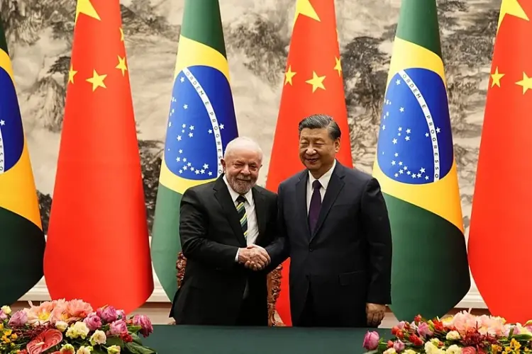 China quer trabalhar com Brasil para ampliar papel  do BRICS na governança global, diz chanceler