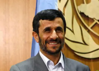 Ex-presidente da linha dura  Ahmadinejad regista-se como  candidato presidencial