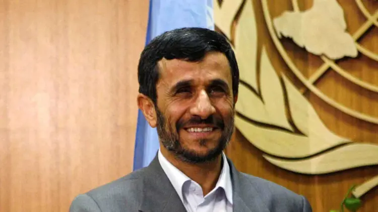 Ex-presidente da linha dura Ahmadinejad regista-se como candidato presidencial