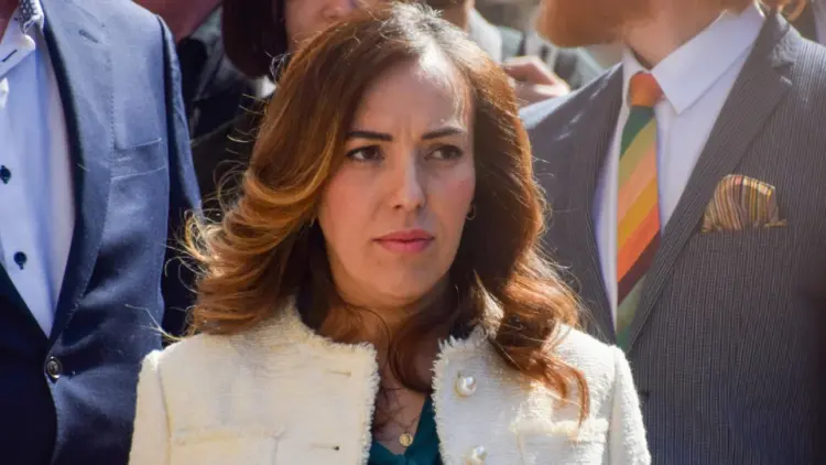 Mulher de Julian Assange “eufórica” com libertação