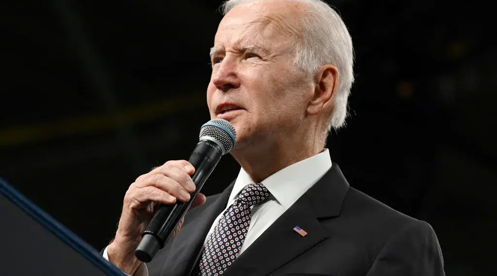 Retirada de Joe Biden da corrida presidencial é uma questão de tempo, diz Tucker Carlson