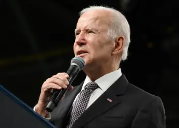 Retirada de Joe Biden da corrida  presidencial é uma questão de  tempo, diz Tucker Carlson