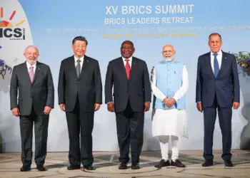 Rússia acolhe com satisfação o interesse da Malásia no BRICS, diz Lavrov