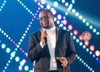 Walter Ananaz faz ‘vibrar’  público num concerto versátil e  nostálgico em Luanda