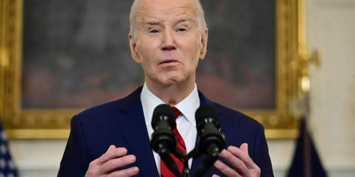 “Ninguém me vai empurrar para fora”: Biden entra de forma inesperada numa reunião dos democratas para dizer que está “na corrida até ao fim”