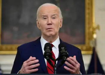 “Ninguém me vai empurrar para fora”: Biden entra  de forma inesperada numa reunião dos democratas  para dizer que está “na corrida até ao fim”