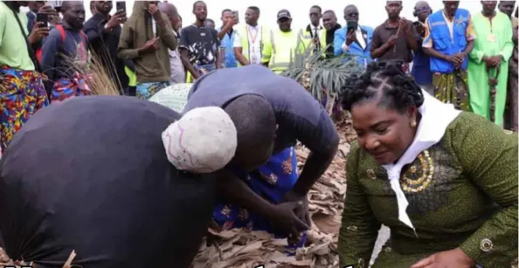 Nova governadora de Cabinda cumpre tradição e recebe bênção no Tchizo