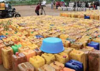SIC apreende mais de 15 mil litros de combustível escondidos em casas habitadas em Cabinda