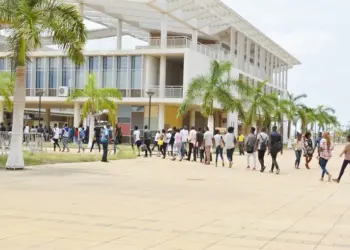 O futuro da saúde em Angola: reflexão sobre  o fechamento da Universidade Agostinho Neto  e a expansão hospitalar