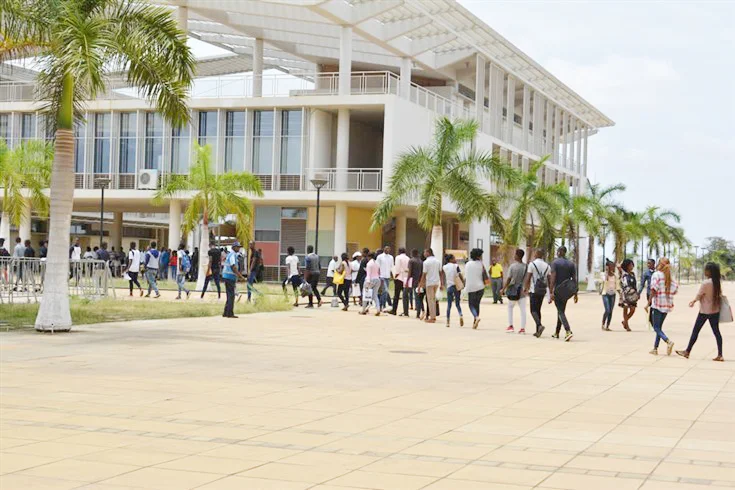 O futuro da saúde em Angola: reflexão sobre o fechamento da Universidade Agostinho Neto e a expansão hospitalar
